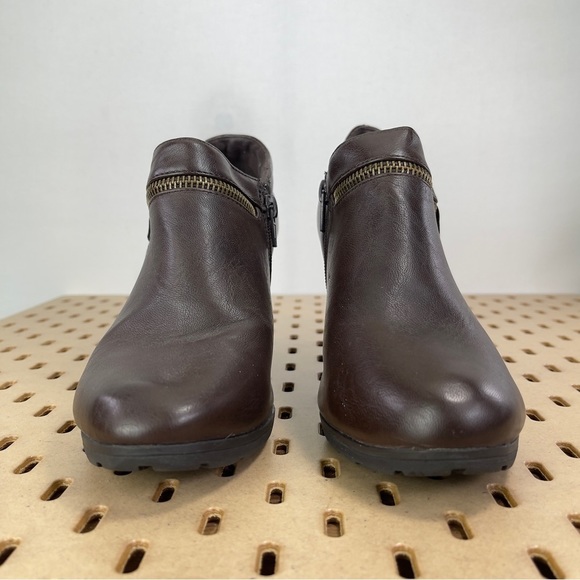 White Mountain Women’s Smirk Vegan Zip Ankle Bootie in Chestnut 3.5” Size 7 Wide - Picture 3 of 7